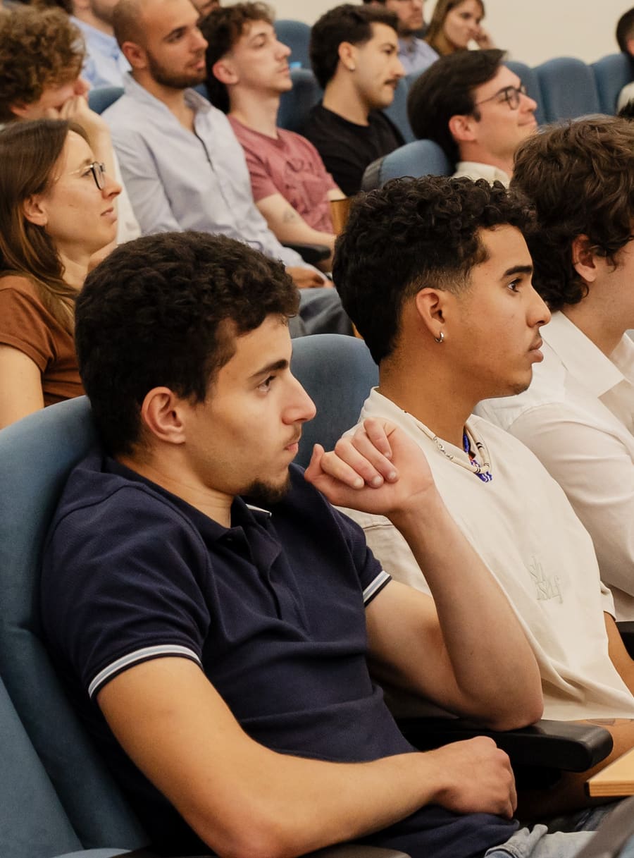 Jackson Almeida y Yassin Khamlichi en el auditorio actúaupm de la Universidad Politécnica de Madrid